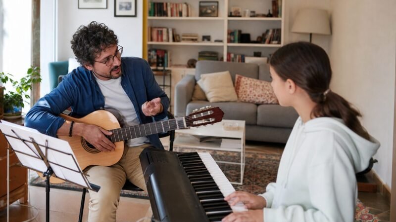 Insegnante di musica a domicilio durante una lezione privata